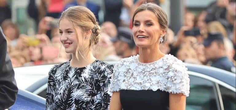 La reina Letizia deslumbra con un Carolina Herrera en los Premios Princesa de Asturias 2022
