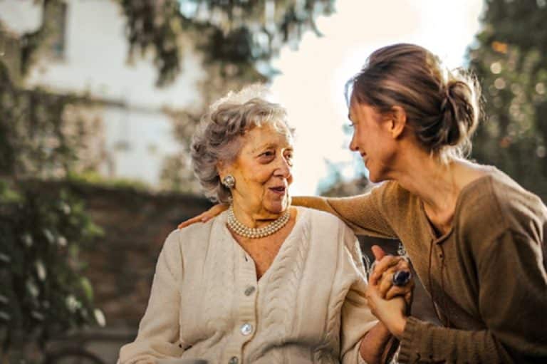 Descubre Beeping, el nuevo servicio que ofrece cuidadores de adultos mayores a domicilio