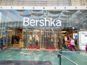Bershka: la blazer cropped por 35,99 euros para ir a la oficina