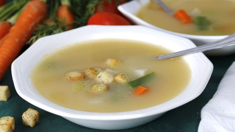 La receta perfecta: Delicioso caldo de pollo, fácil de preparar y lleno de sabor irresistible