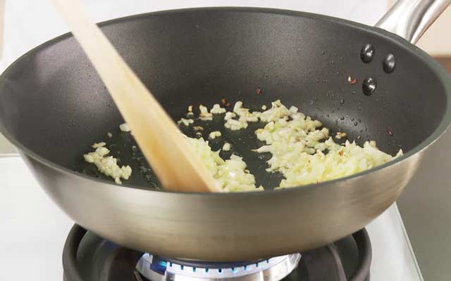 Tortilla de patatas: cómo hacerla con pimientos para que esté más rica