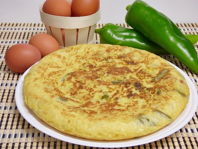 Tortilla de patatas: cómo hacerla con pimientos para que esté más rica