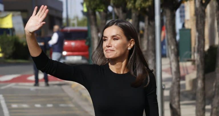 La reina Letizia regresa nostálgica a los cincuenta con un look espectacular