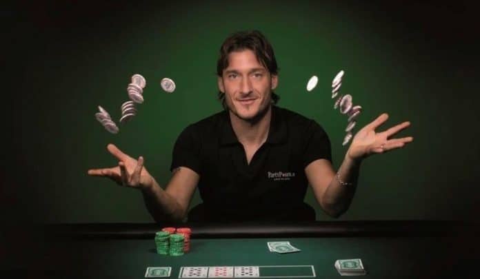 Francesco Totti con fichas y cartas