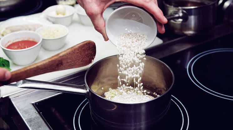 El truco de los chefs para que el arroz te quede suelto 