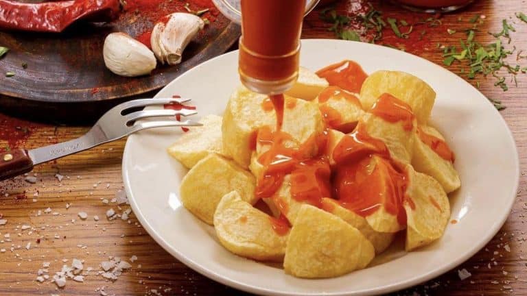 Este es el ingrediente con el que mejorarás las patatas bravas