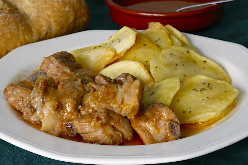 Estas costillas guisadas están más melosas y sabrosas que al horno