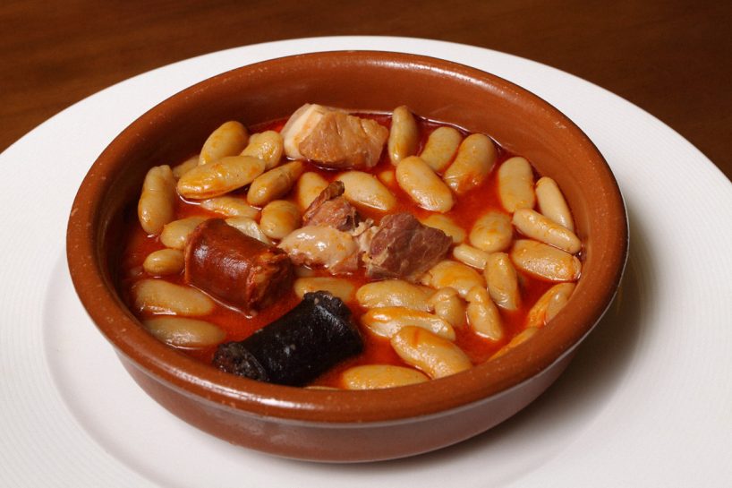 fabada asturiana con patatas 818x545 1 Fabada: El sofrito para disfrutar del plato sin engordar un grano
