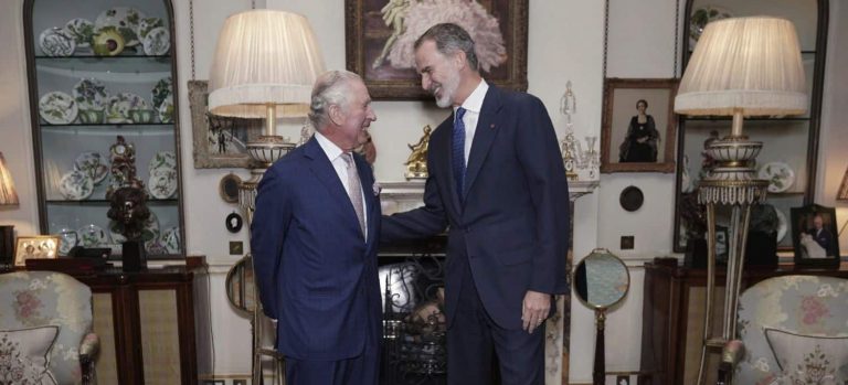 El motivo por el que Felipe VI deberá abandonar la coronación de Carlos III en Reino Unido