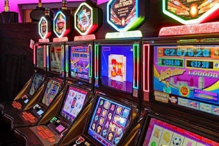 Entre bastidores: Cómo desarrollan y promocionan los casinos en línea los juegos de tragaperras con bote