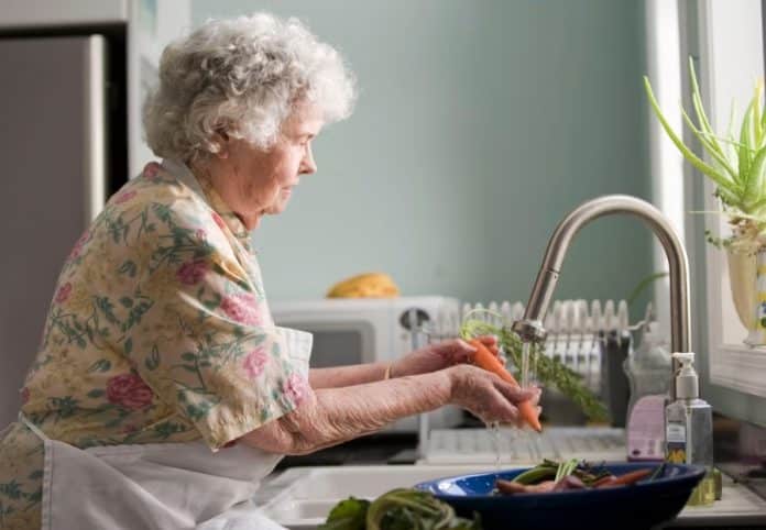 mujer mayor cocina pensionista