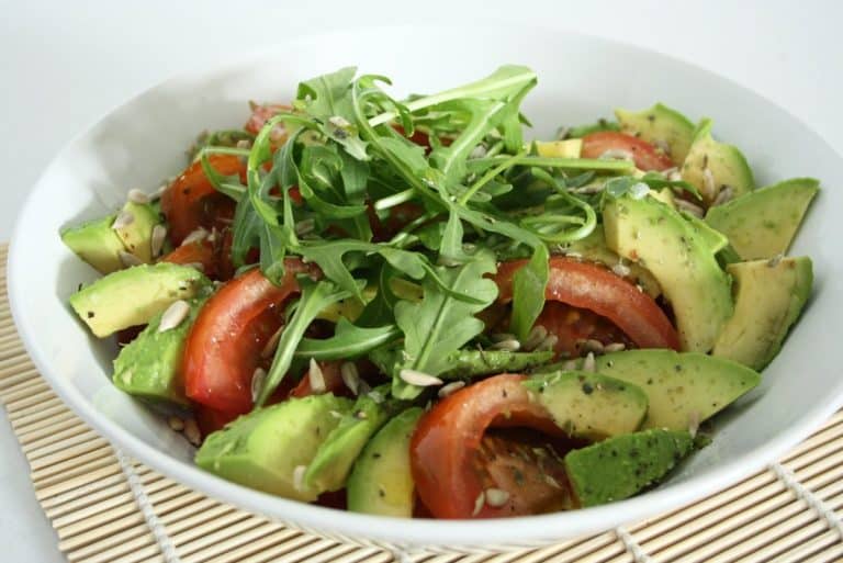Esta ensalada de aguacate tiene más sabor que la cesár