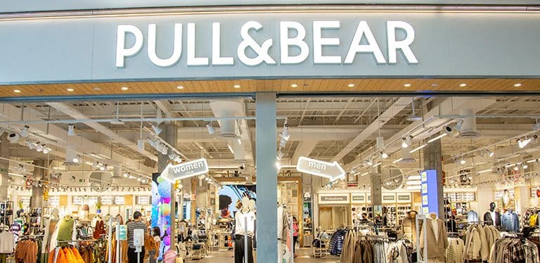 Esta blazer básica de Pull&Bear está rebajada a 25,19 euros