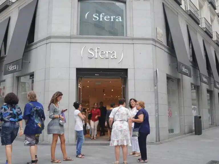 El blazer de terciopelo de Sfera para impactar esta Navidad