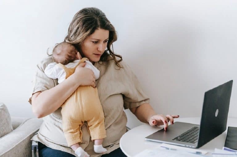 Cómo conseguir un nuevo trabajo después de la baja de maternidad