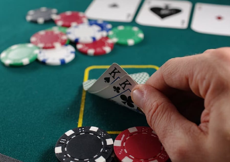 Jugar a las cartas y a las fichas en una mesa de casino