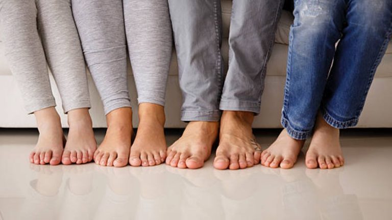 El beneficio de caminar descalzo que mejora la salud