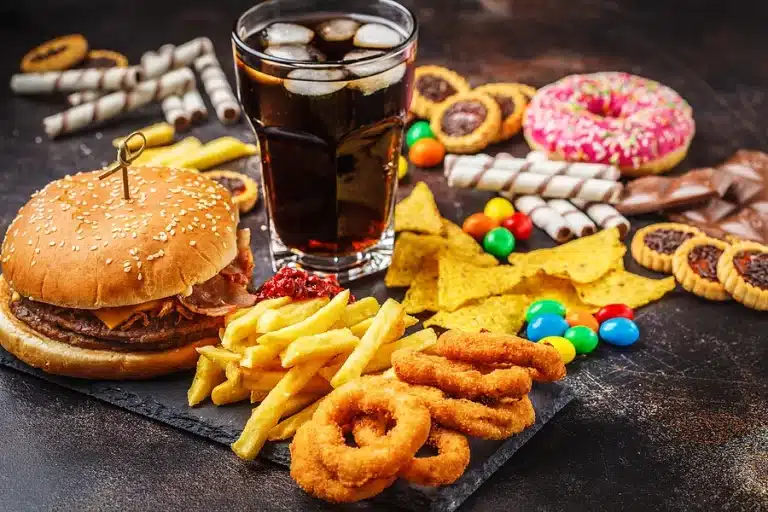 Estos son los alimentos que nunca deberías comer antes de irte a dormir