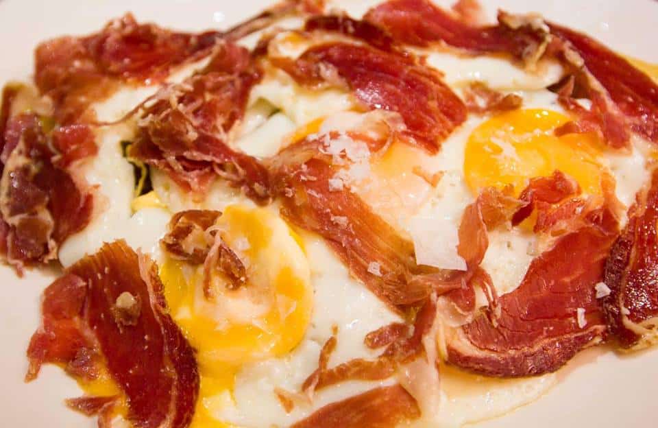 Cómo hacer unos huevos rotos con jamón en una freidora de aire