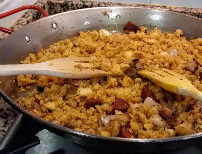 migas con chorizo