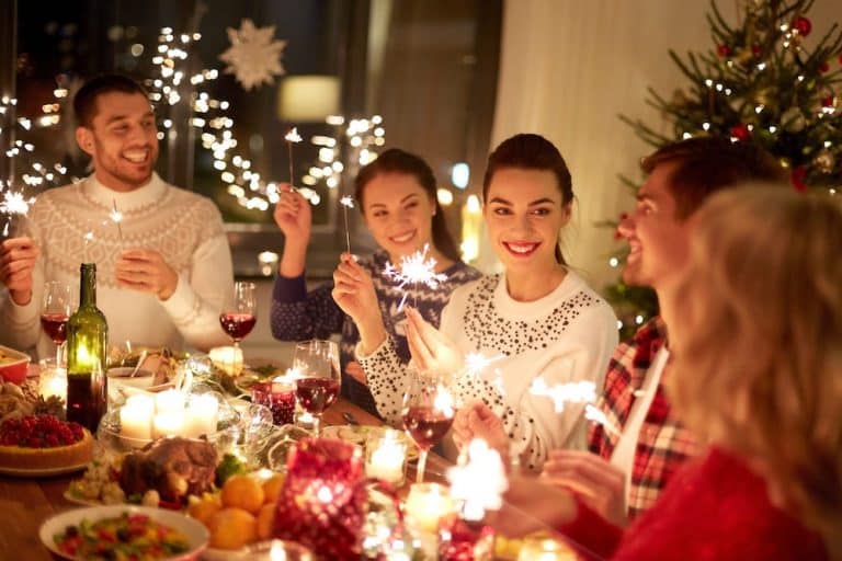 Trucos imprescindibles para ser la invitada ideal en las fiestas de Navidad 