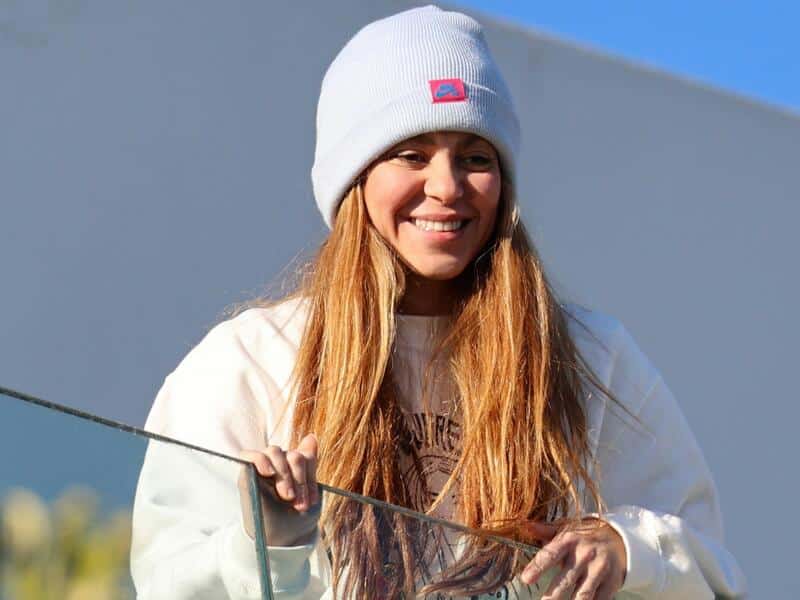 Shakira posando con la sudadera de su canción