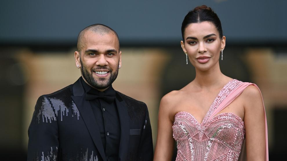 dani alves con joana sanz en un acto