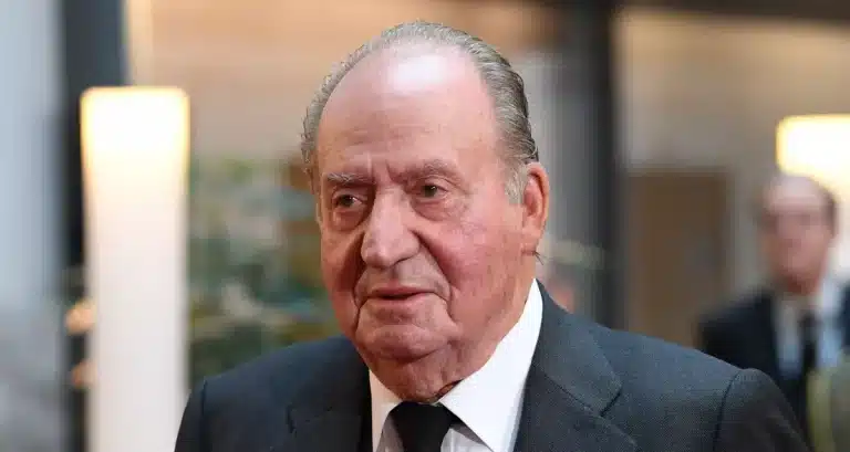 Juan Carlos no puede separarse de su guardaespaldas: le necesita para poder caminar