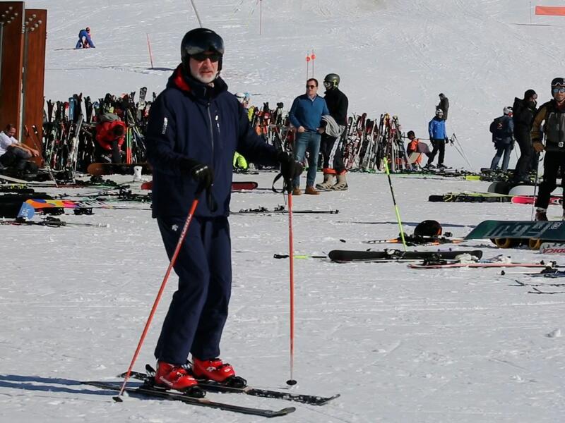 Felipe VI esquiando en Baqueira