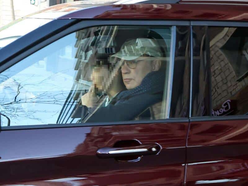 Bertín Osborne saliendo de casa de sus hijos muy enfadado