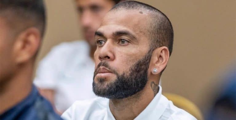 Dani Alves muy criticado por volver con Joana Sanz