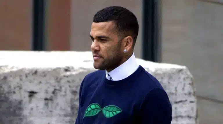 Dani Alves hace una transferencia desde la cárcel a la joven que le denunció