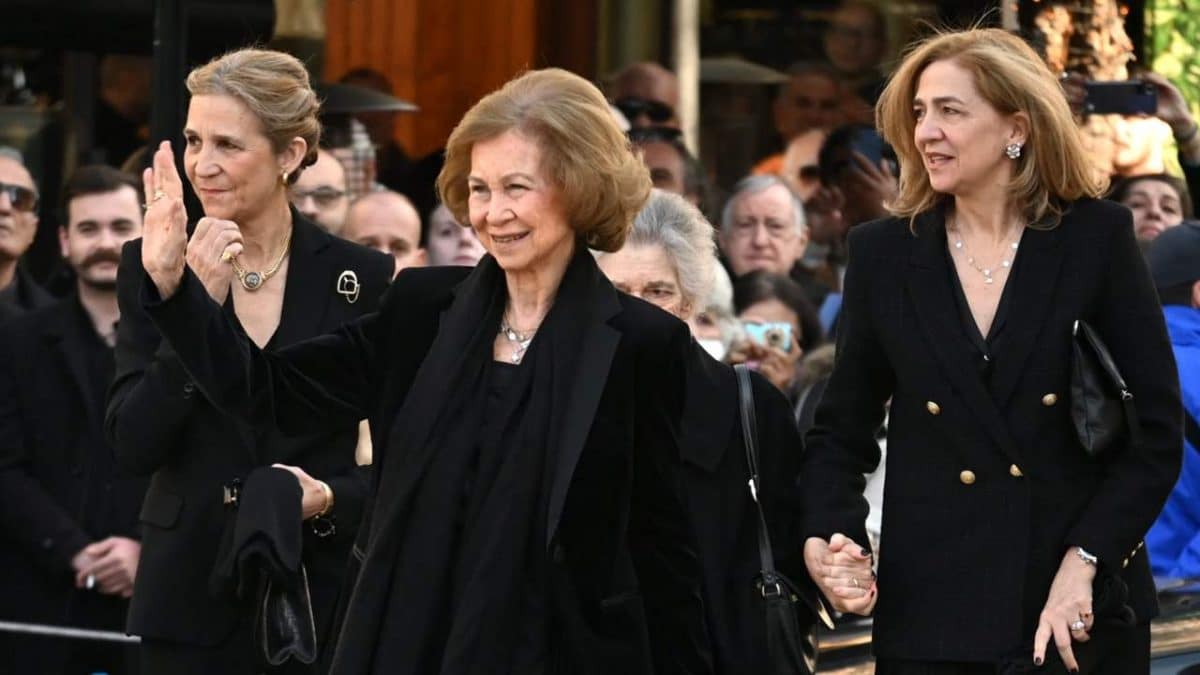 Las Infantas Elena y Cristina visitan un cementerio y les hacen unas fotos comprometidas