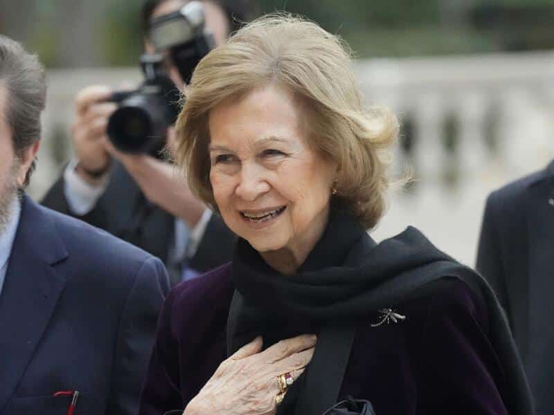 Doña Sofía usando el anillo de don Juan Carlos