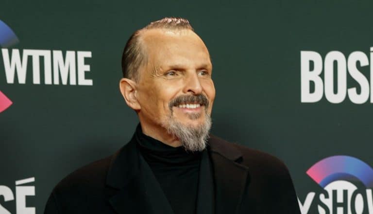 Miguel Bosé cambia de actitud para el estreno de su serie: «Estoy feliz, sino no estaría aquí»