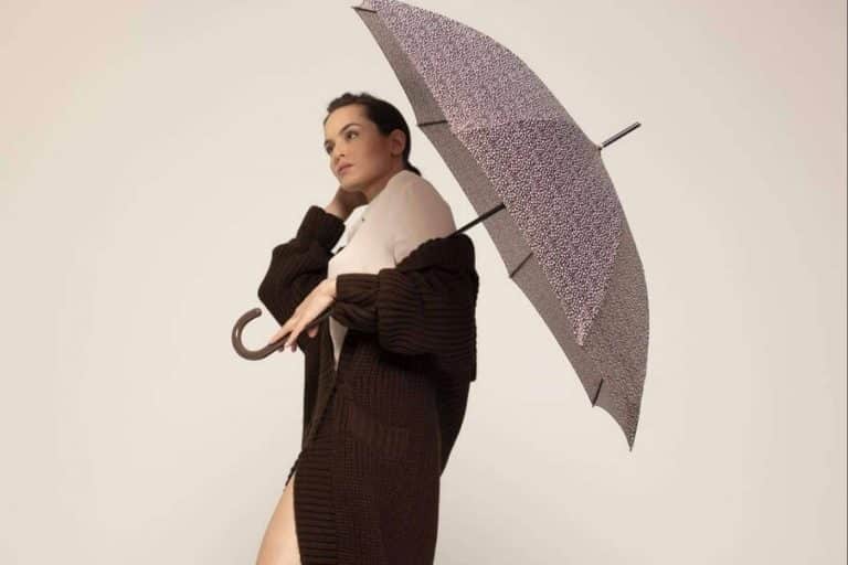 Llegó la moda que protege de la lluvia, descubrir los paraguas Vogue