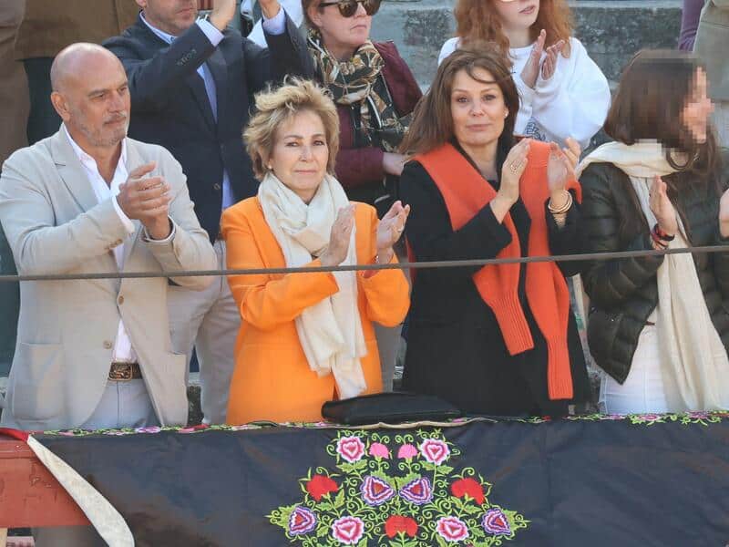 Ana Rosa Quintana con su marido en los toros