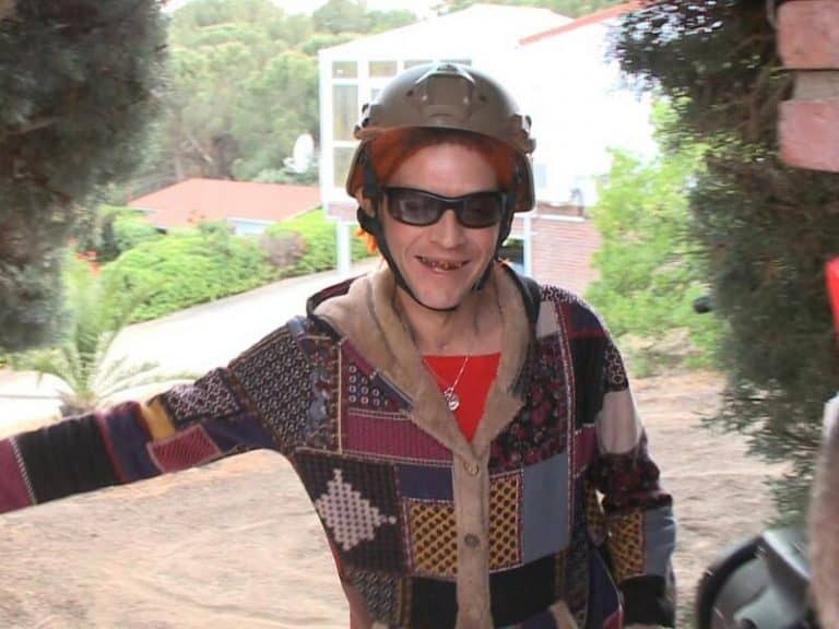 Camilo Blanes se pasea en patinete por la puerta de su casa para presumir de su nueva identidad