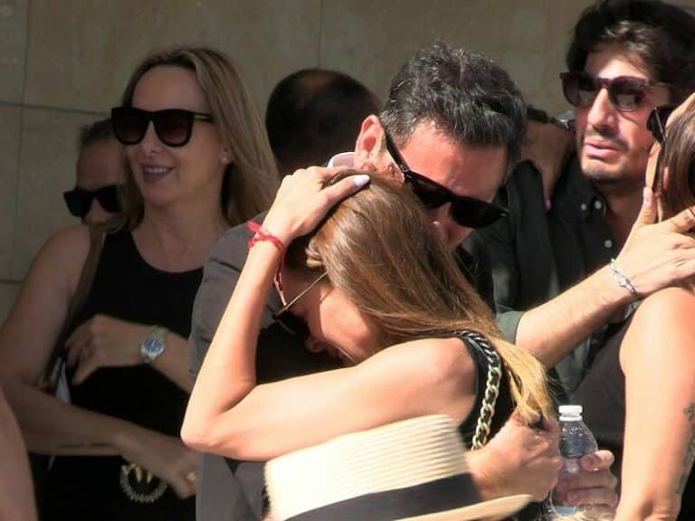 Rostros conocidos acuden al tanatorio de Cristo Báñez