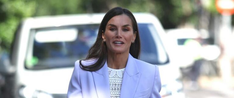 La Reina Letizia, todo dulzura con su traje sastre en color lila de Bleis Madrid al que ha dado una nueva vida