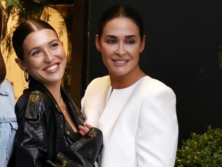 Vicky Martín Berrocal presenta su nueva colección de vestidos de novia rodeada de grandes amigas