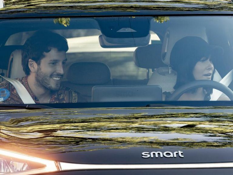 Aitana, ideal con su nuevo corte de pelo, se estrena como conductora con Sebastián Yatra de copiloto