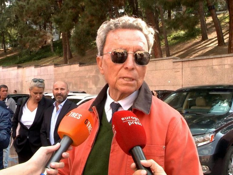 José Ortega Cano niega que Gloria Camila se haya operado los ojos