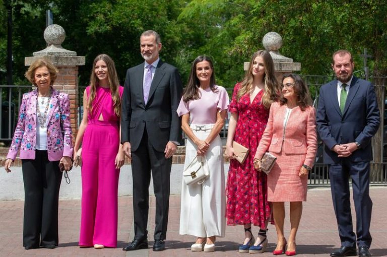 La Infanta Sofía hace la Confirmación arropada por los Reyes, la Princesa Leonor, Doña Sofía y sus abuelos maternos