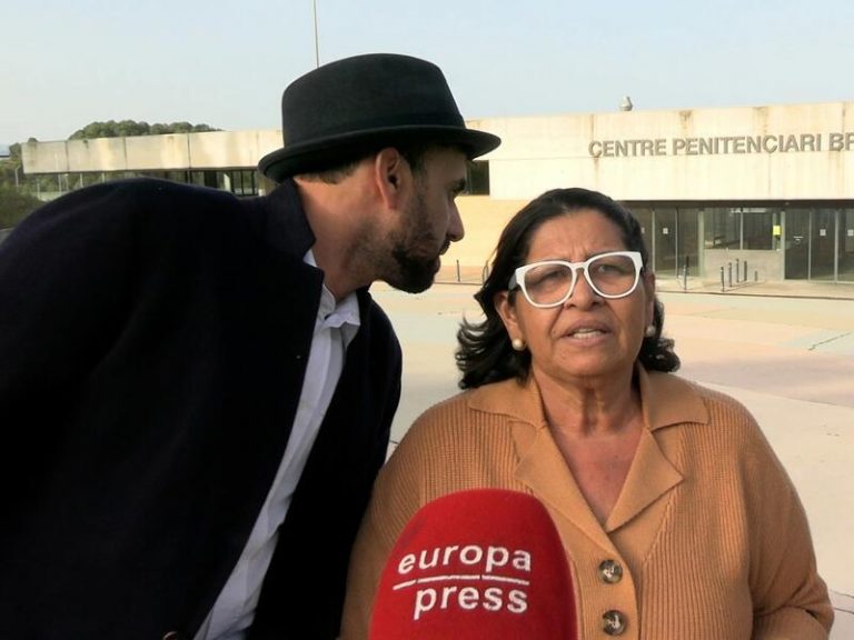 La madre de Dani Alves defiende su inocencia tras encontrarse con él en prisión