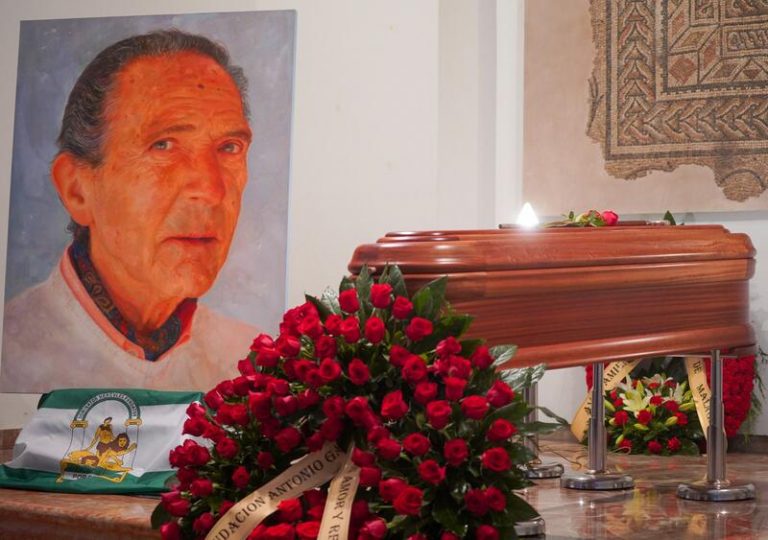 Emoción, lágrimas y una intensa ovación en el último adiós a Antonio Gala en Córdoba