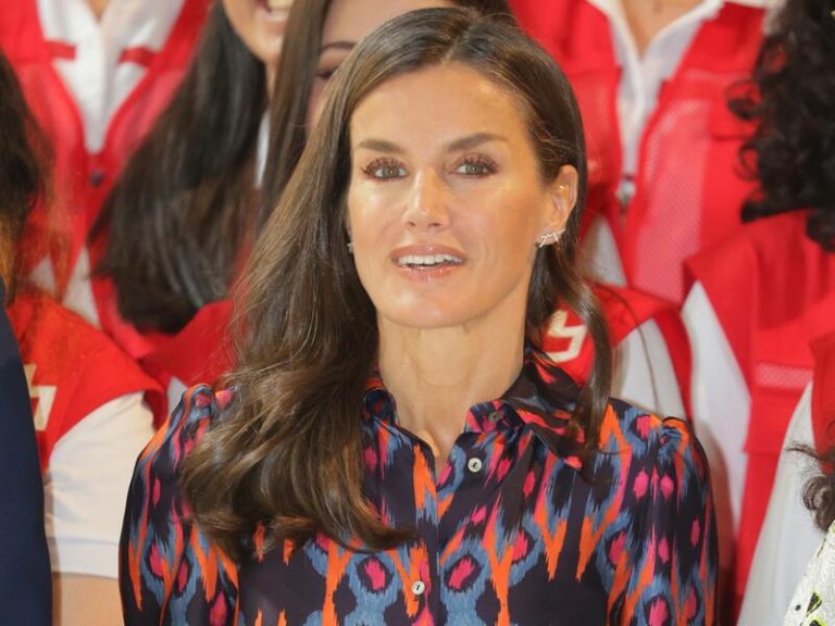 La Reina Letizia sorprende con un original vestido camisero de estreno tras la Confirmación de la Infanta Sofía