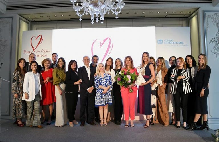 Helen Lindes entrega el Premio Clarins por la Infancia 2023