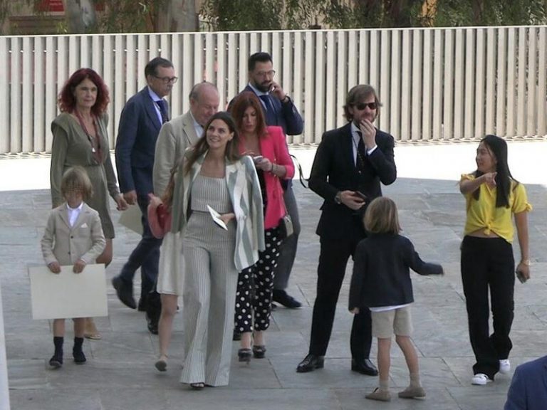 Rosauro Varo recibe la Medalla de Sevilla arropado por Amaia Salamanca y sus tres hijos