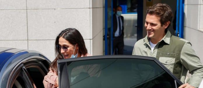 Albert Rivera con Malú saliendo de un centro médico